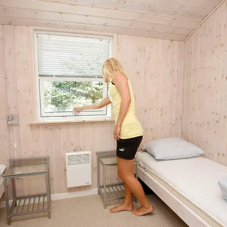 Four Bedroom Holiday In 10 Hals