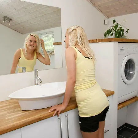 Four Bedroom Holiday In 10 *